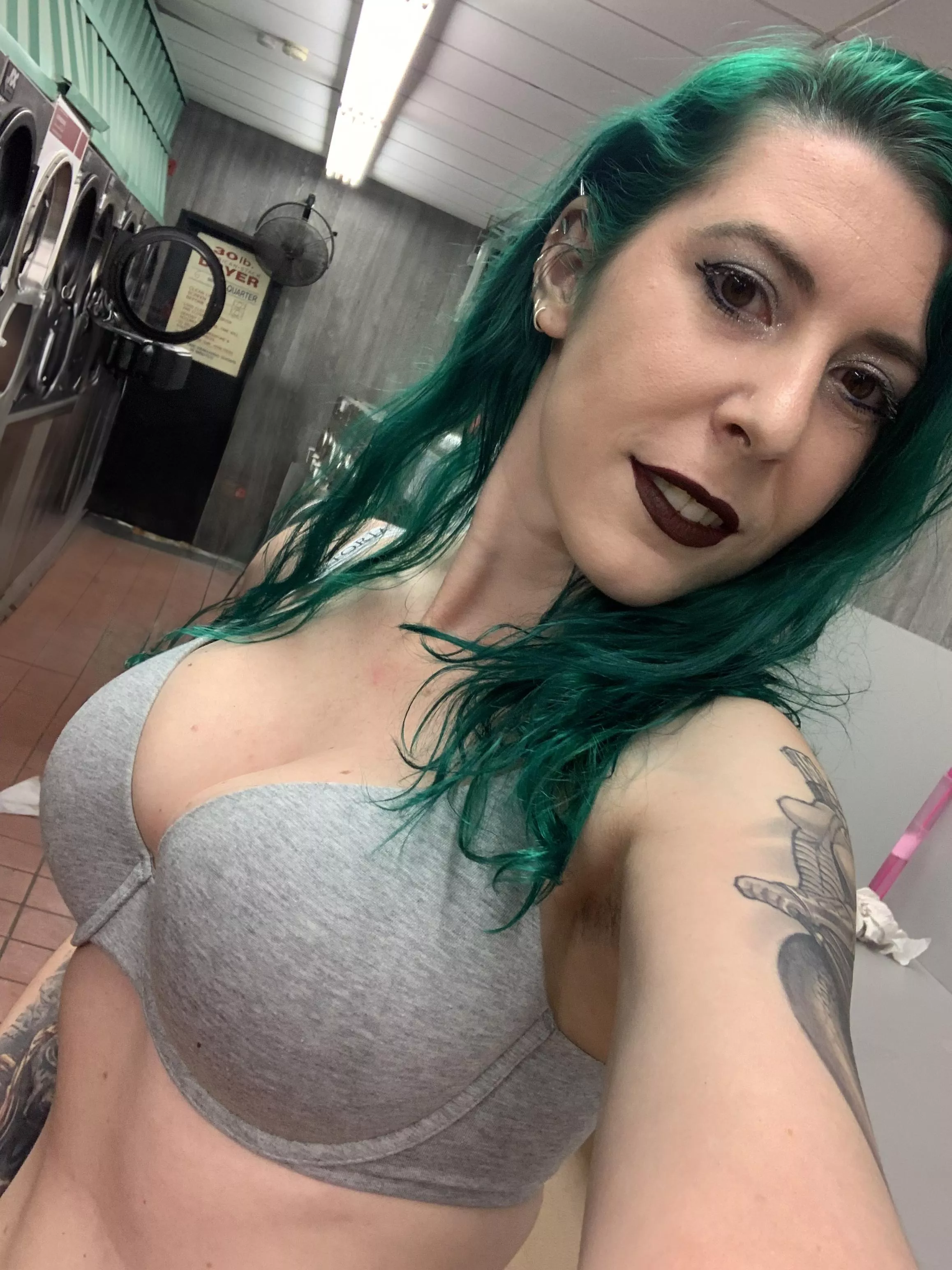 Laundromat cleavage posted by sirenskiss3