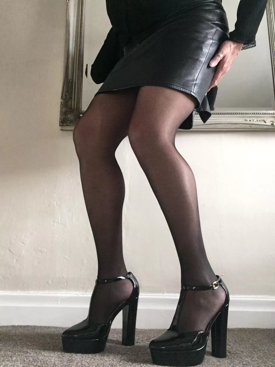 Legs with the shoes on posted by Kellieblue_Mistress