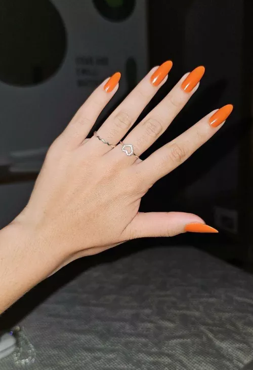 Looking for someone to trade nails/feet pics. Dm me by Namotyzo_