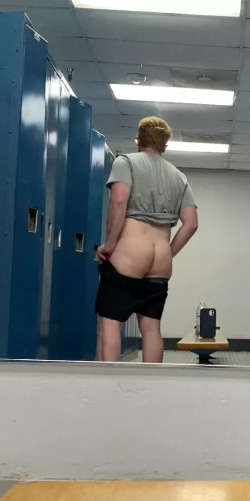 Quick locker room ass pic by tomfoolery33_