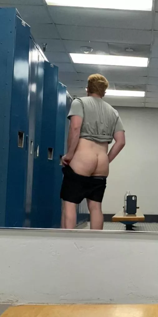 Quick locker room ass pic posted by tomfoolery33_