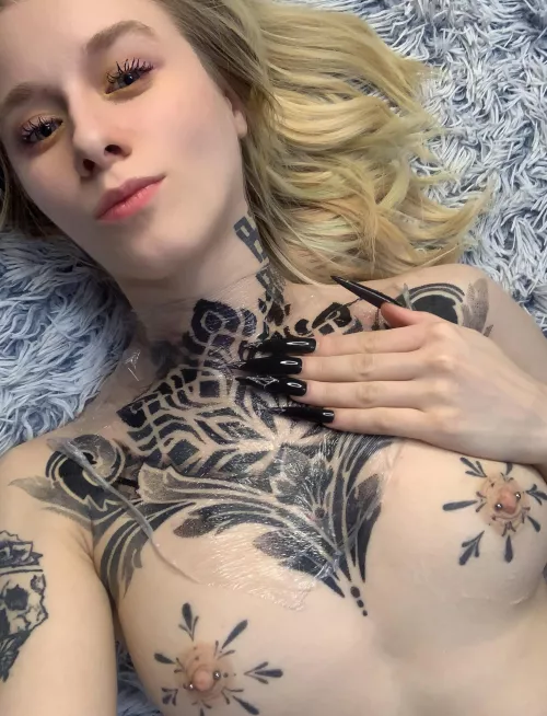 The tattoo hasn't healed yet and I'm already admiring it by heretomess372