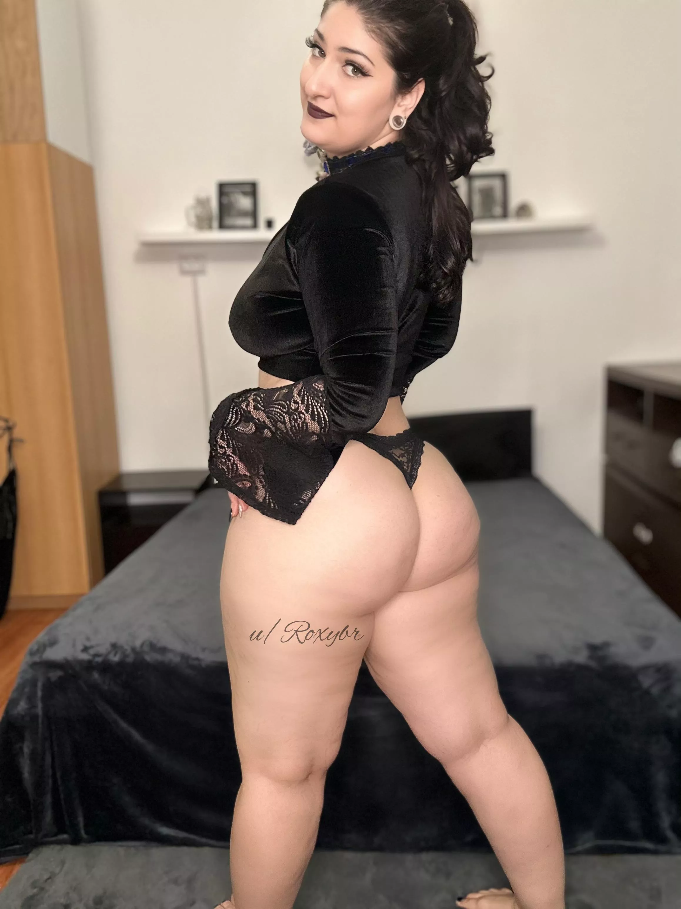 Thick thighs and big ass posted by Roxybr