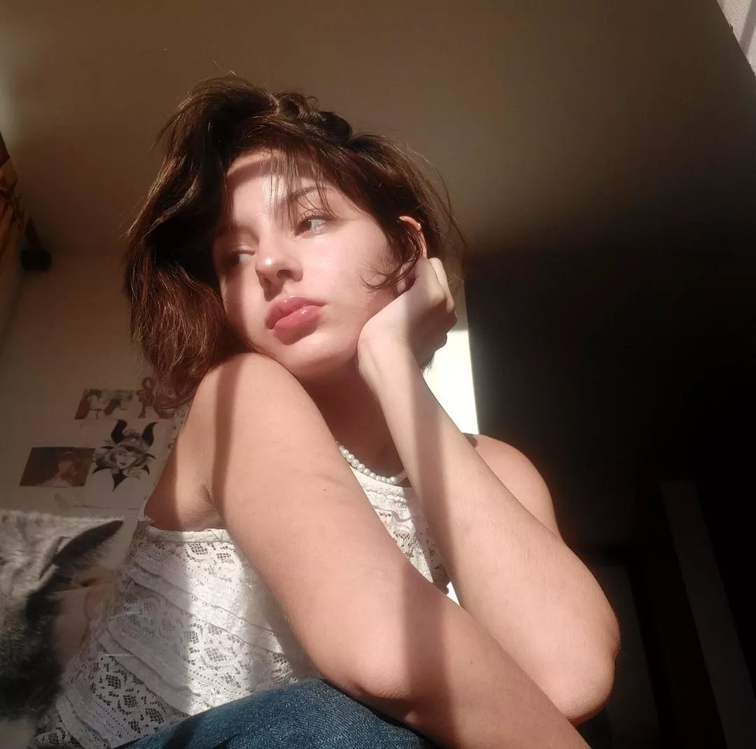 Valarie Ember (@valarieember) I'm new and shy ❤️ posted by chickensand46