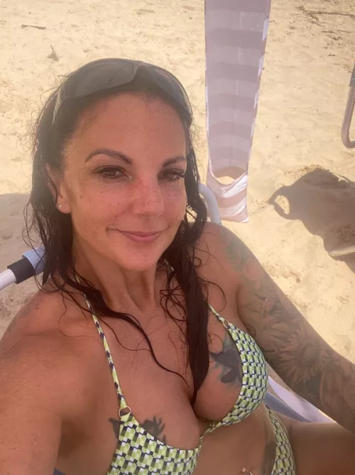 Chill with me on the beach by JaydeExotic