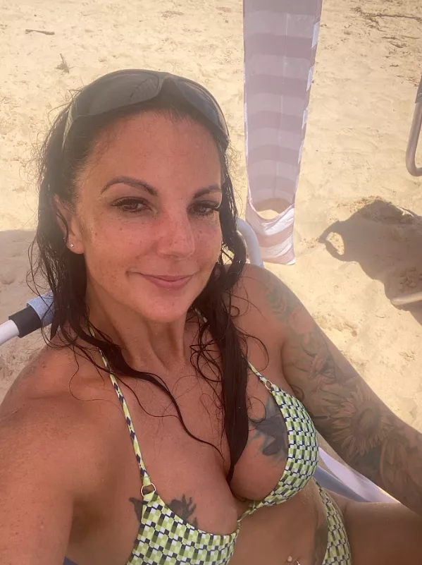 Chill with me on the beach posted by JaydeExotic