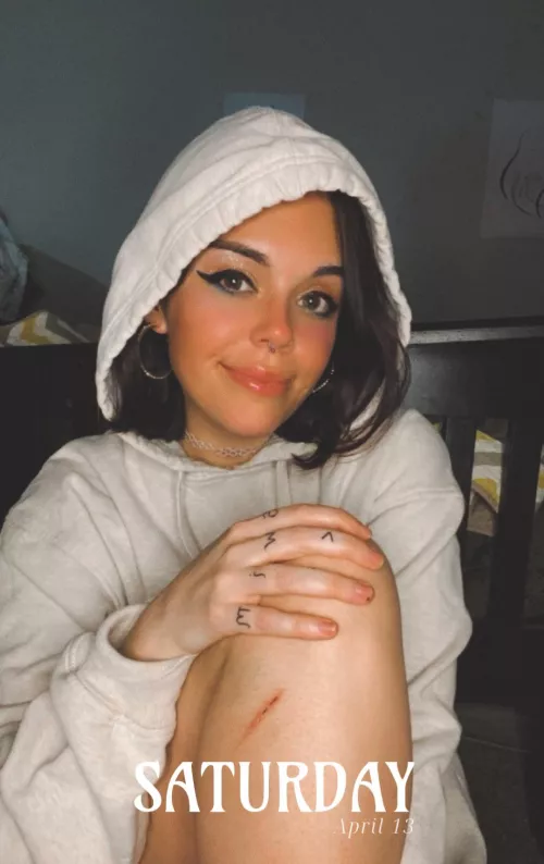 Cut my leg, but I’m still smiling LMAO by bangbangreign21