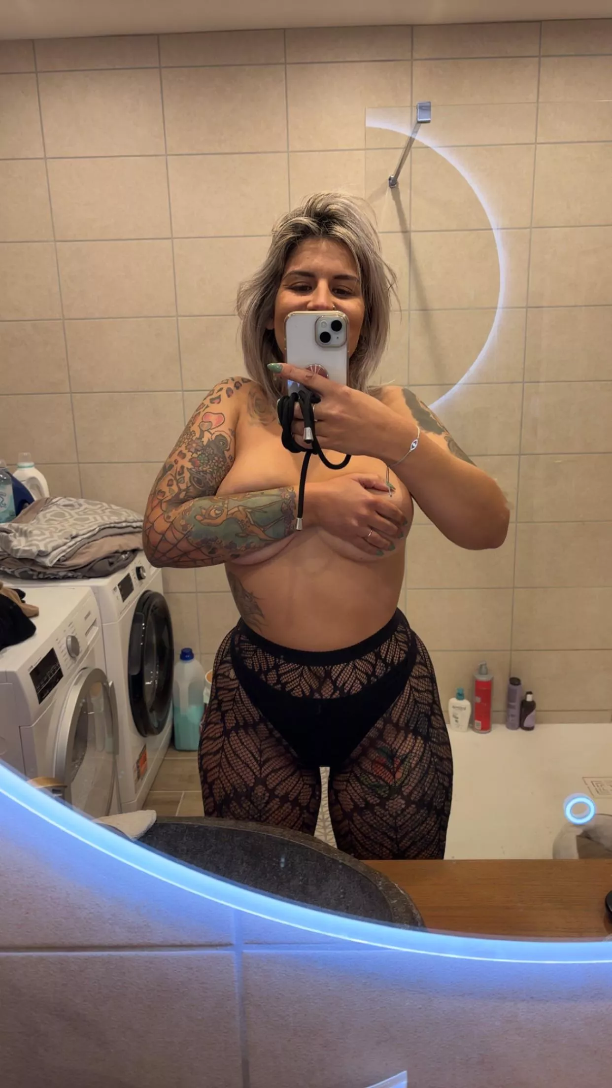 Do you like girls with curves ?  posted by eleftheriacassie