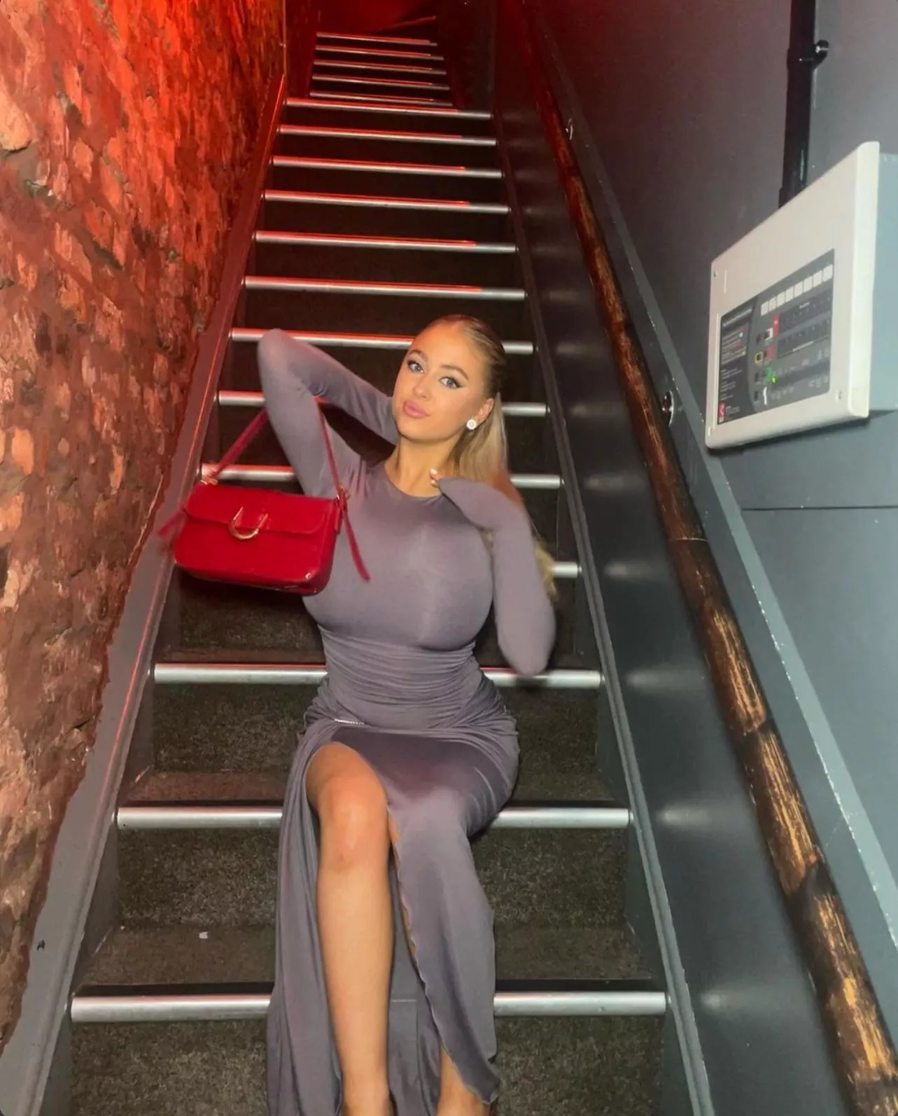 dress can’t contain posted by Carlos_edwards03