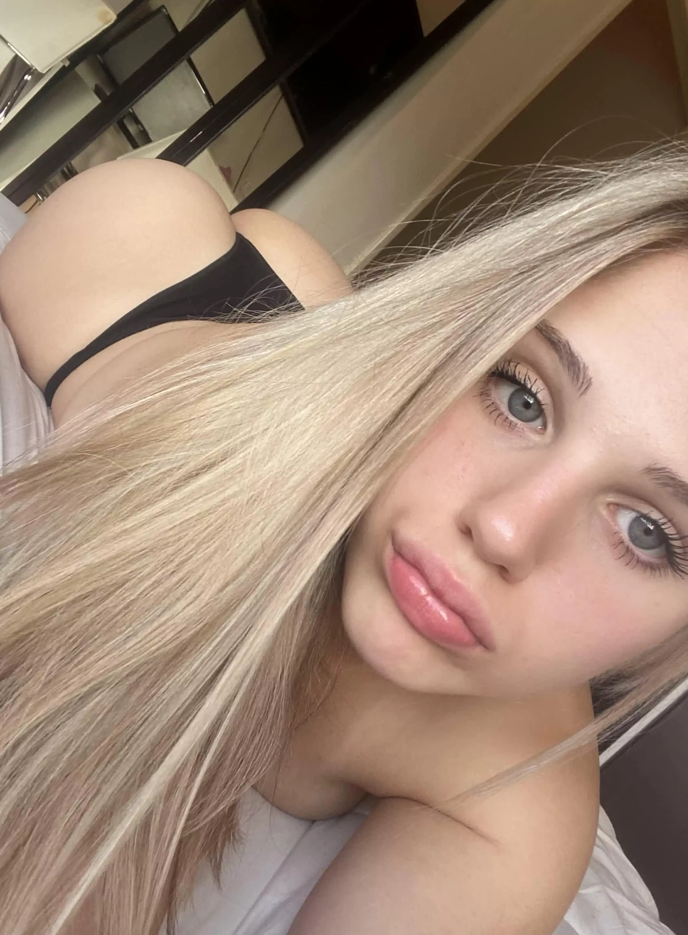 Eighteen year old and happy posted by SilkySkyy