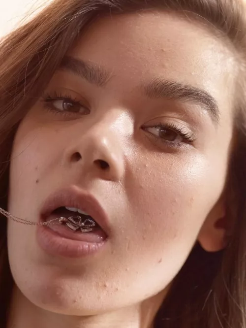 Hailee Steinfeld  by wokelucashood