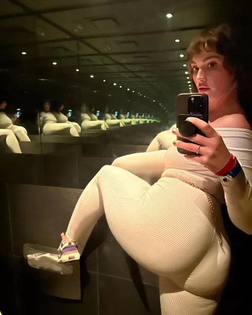 Infinite booty!! by defnotsiri