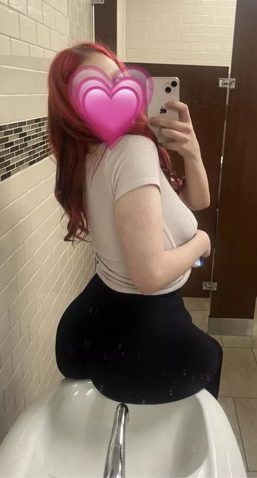 just turned 18 i’ve been so excited to join the nsfw pages! hi :)) by Informal_Street_9415