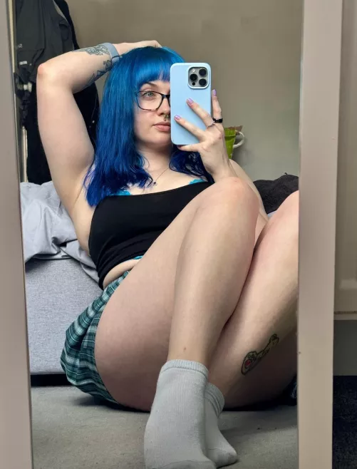 only cool people take selfies on the floor 🤷‍♀️ by AndieHart98