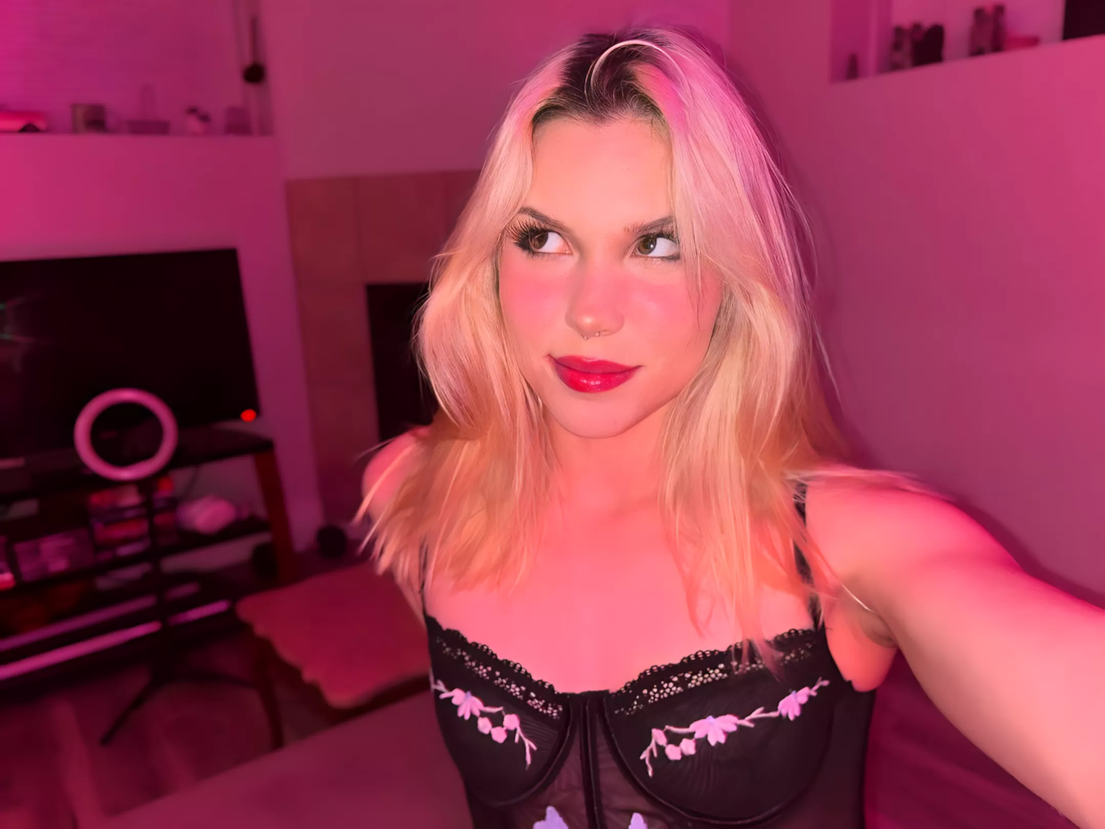 pic is old but i still love that croptop and i miss my blonde hair posted by AliAZger7