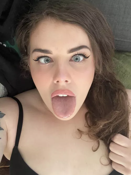 Pretty big tongue  by hiptqueen