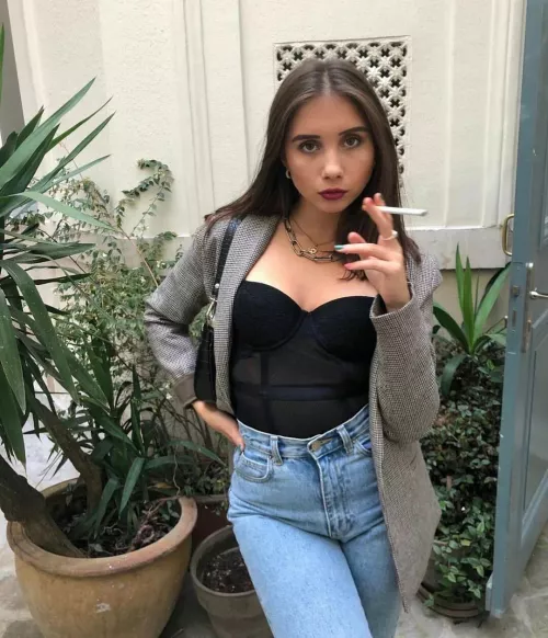 She’s sexy as hell and knows it by darkpoetries