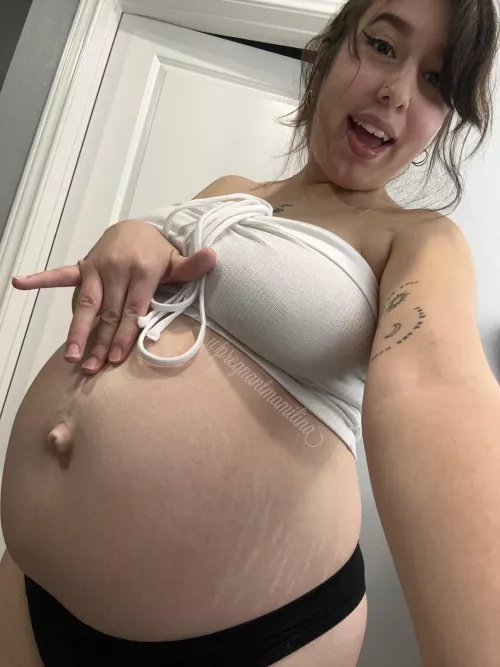 Hehe my belly button looks so fluffy 🙈🤭 by pregnantmamilina