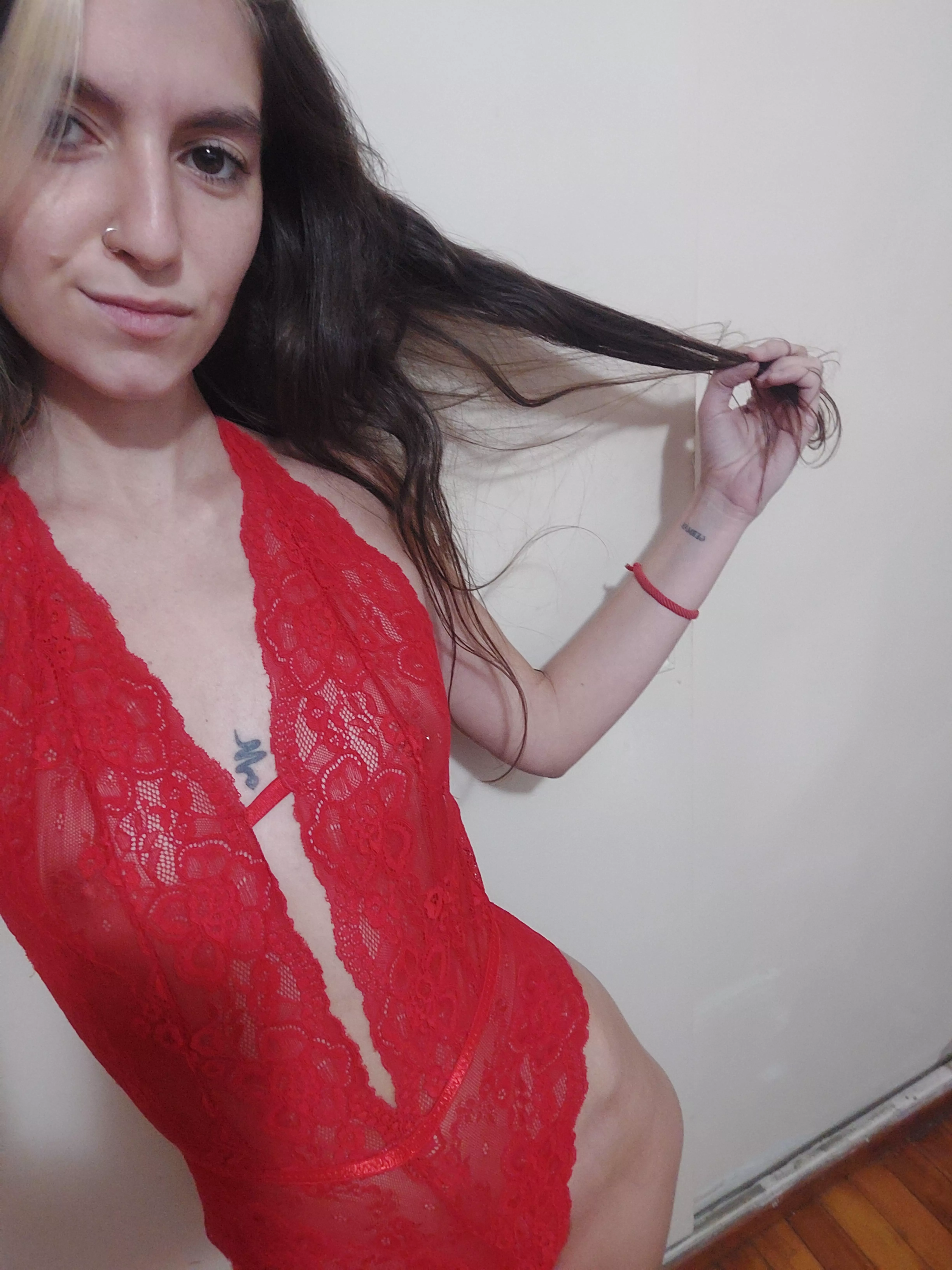 I want a slave who caresses me and kisses my armpits all day posted by Juniperlov