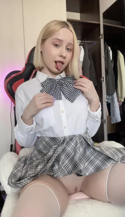 Just a horny little slut by lolabey_