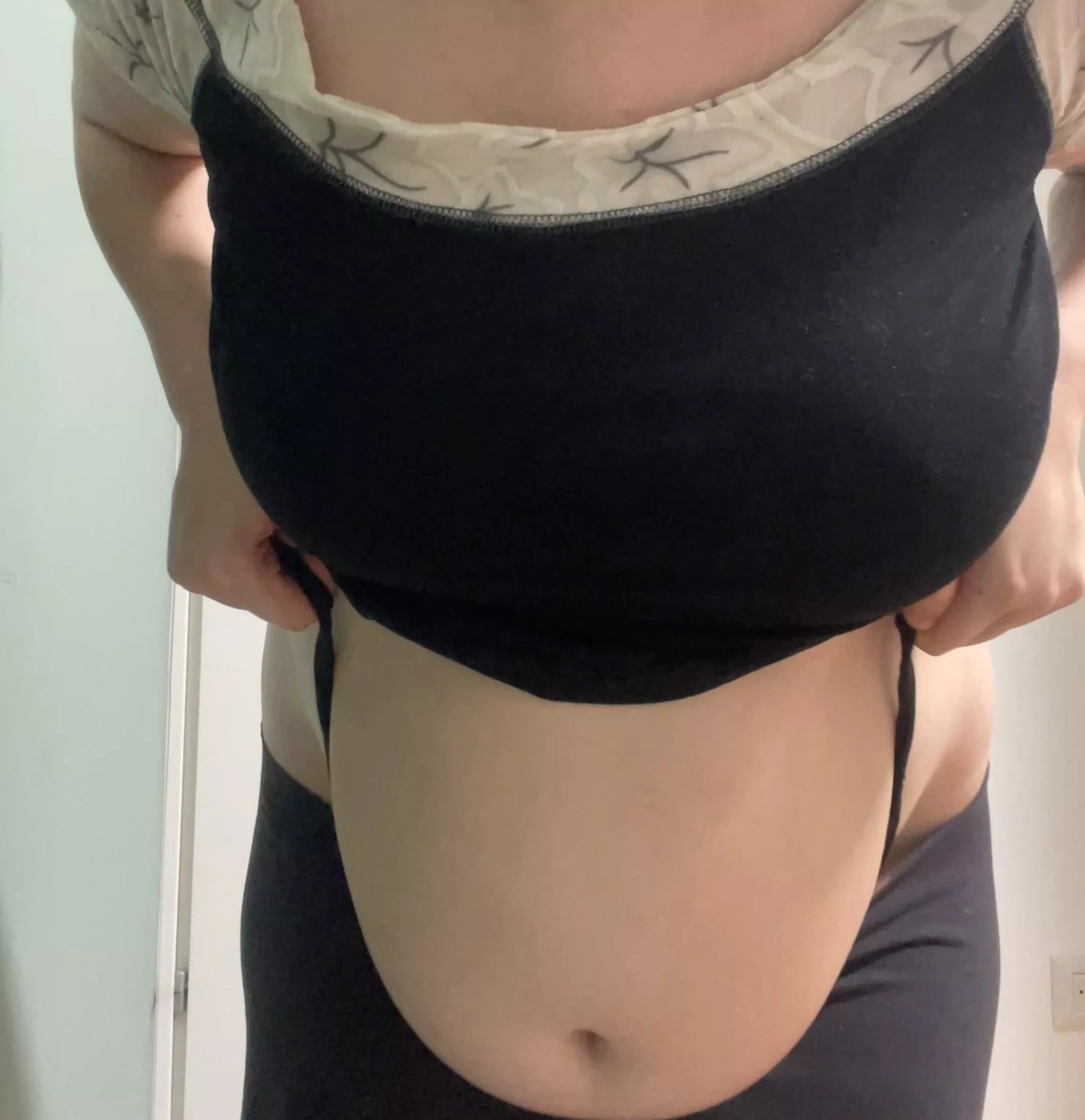 My belly is getting heavier every day 😮‍💨🐽 posted by FatteningPrincess