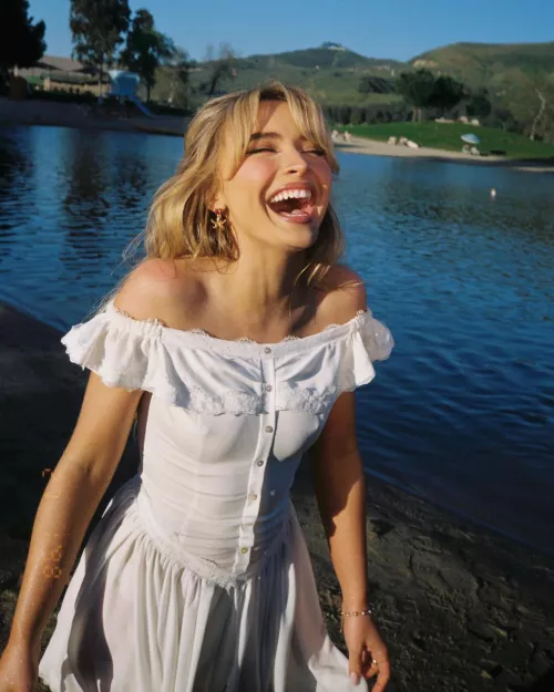 Sabrina Carpenter by R42ToMoffat