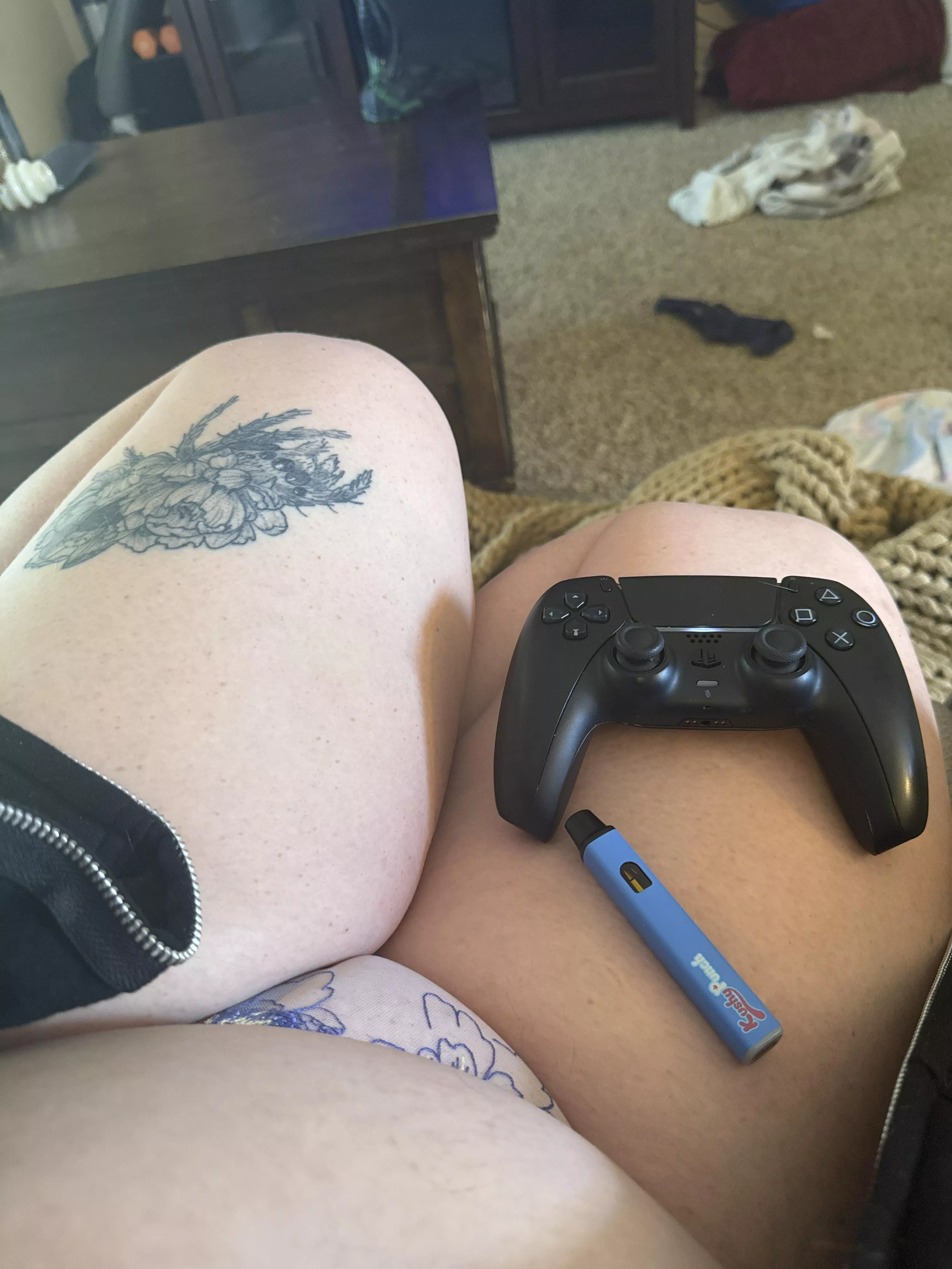 Who wants to game, smoke and eat me out? (F) 🥵 posted by redheadbeauty110