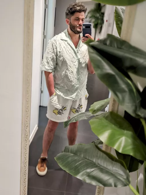 33 M UK; recently started playing Destiny 2 - anyone wanna be my mentor? 🥹 Happy to make general gaymer friends too! Drop me a message  by kakakaa121