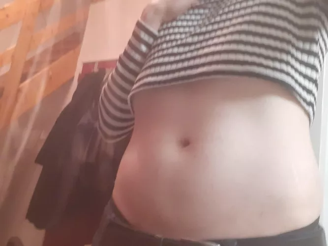 Anyone into crop top wearing twinks? 🥰 by BellyButtonLoverr