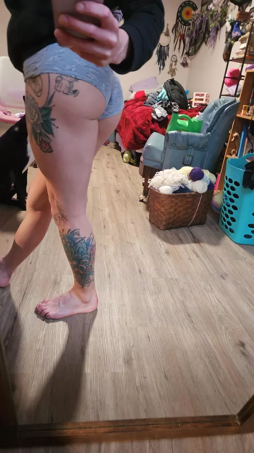 Come and give my booty a squeeze  by glowsticksss69