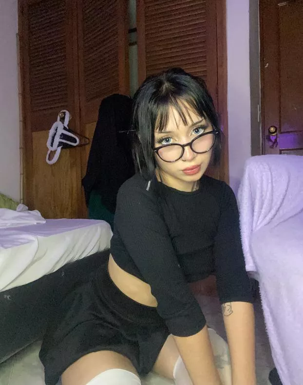 Do you prefer the way I look with makeup? (18F) posted by Ancient_Desk_2605