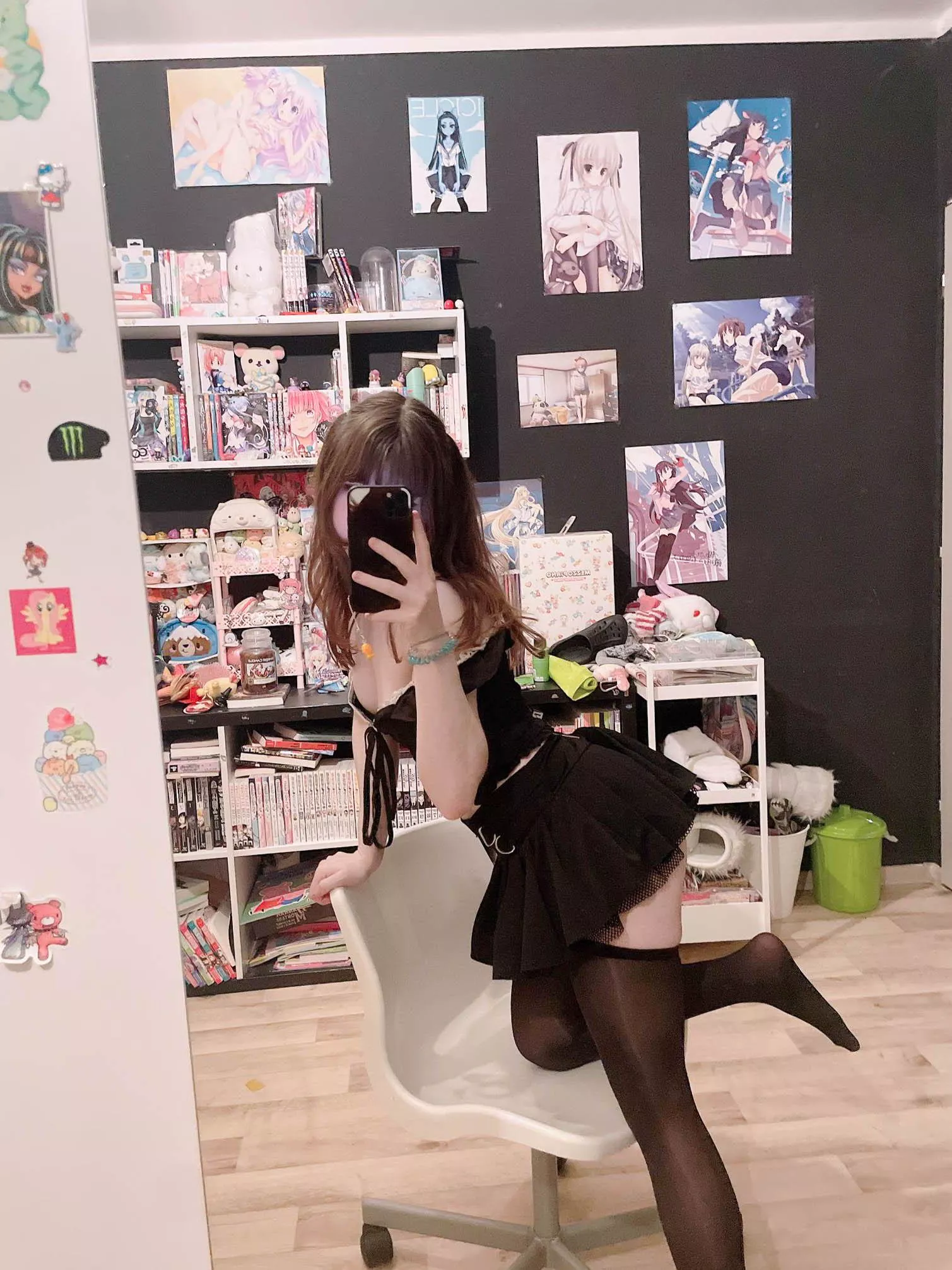 Does my curvy 21yo body turn you on? posted by goldenpupu