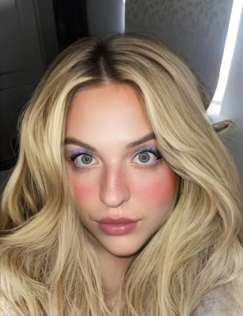 Does this look like a face you’d wanna glaze? 😘 by [deleted]