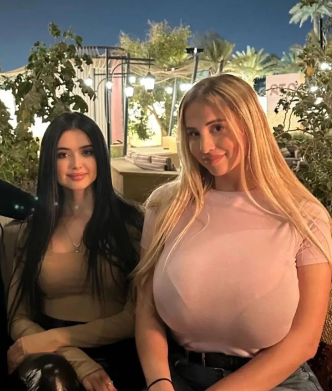 Dwarfing her friend posted by fabiana_grassona