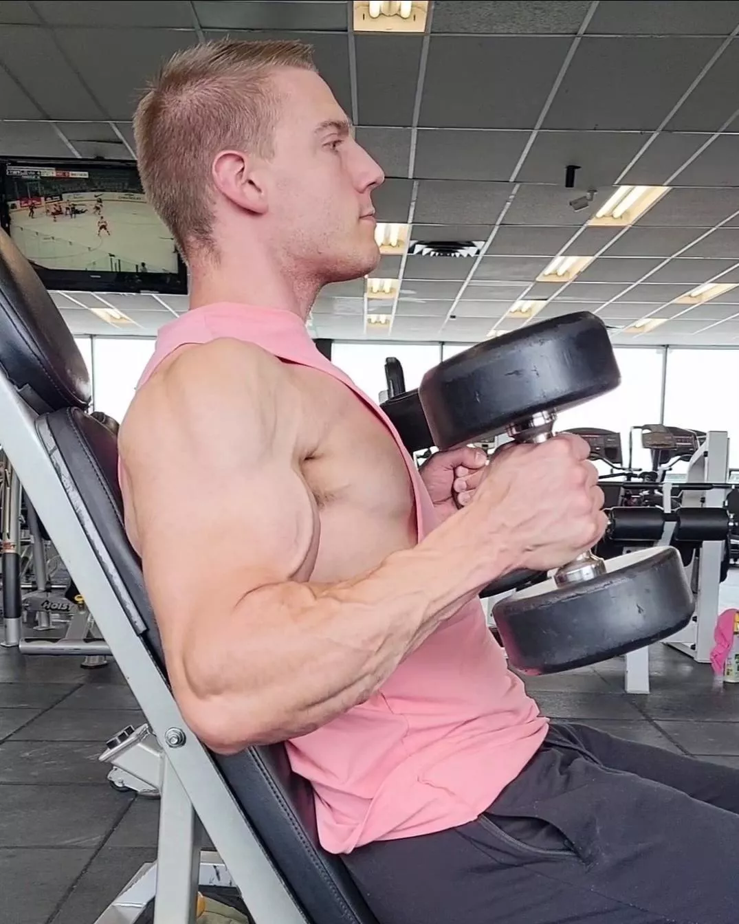 Hammer curl 💪🏼😈 posted by John_fitness91