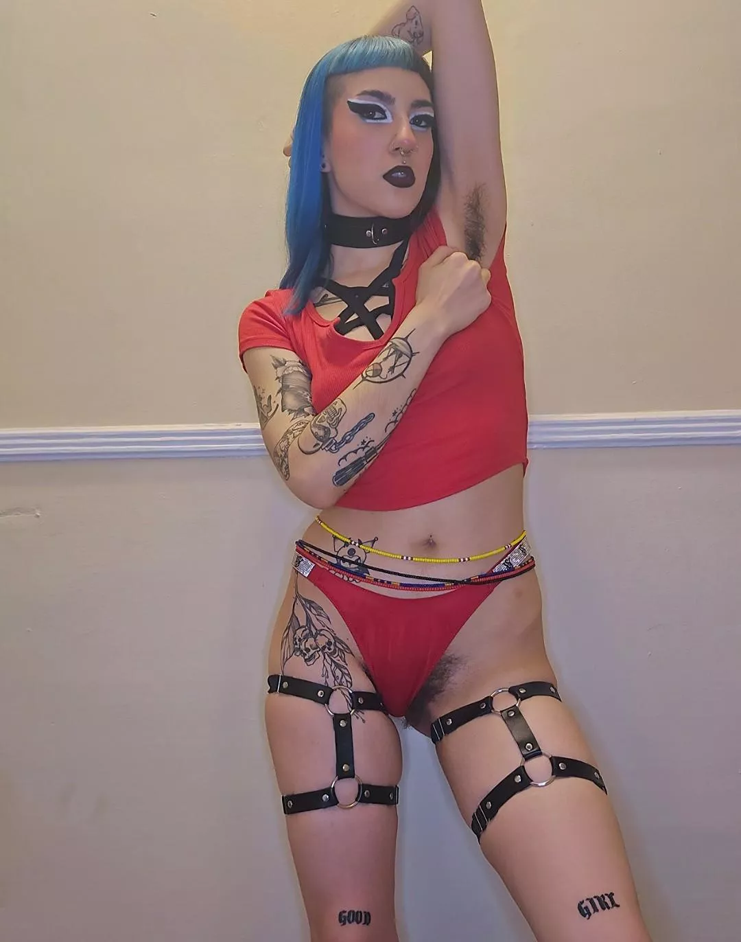 Just a lil peak of this goth girls sexy armpits and bush ...  posted by deathcorediva