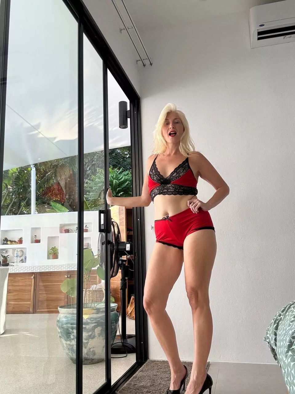 MILF fuckdoll at your service posted by 821irene