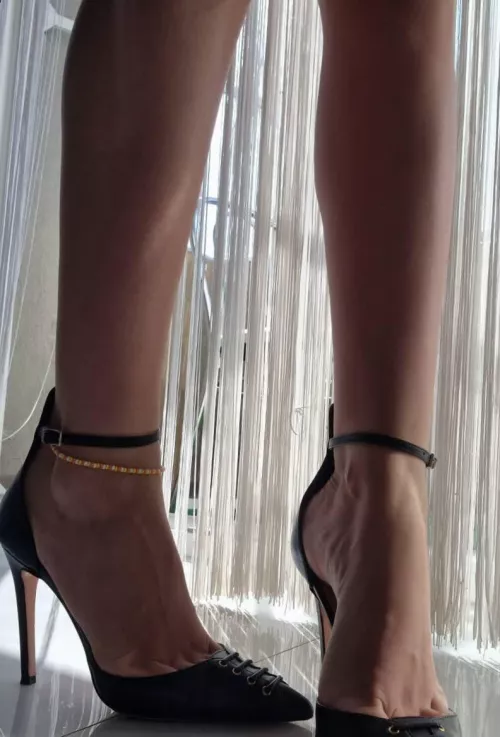 My newest black heels look so sexy by SparkleRoachuy
