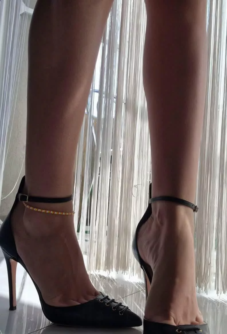 My newest black heels look so sexy posted by SparkleRoachuy