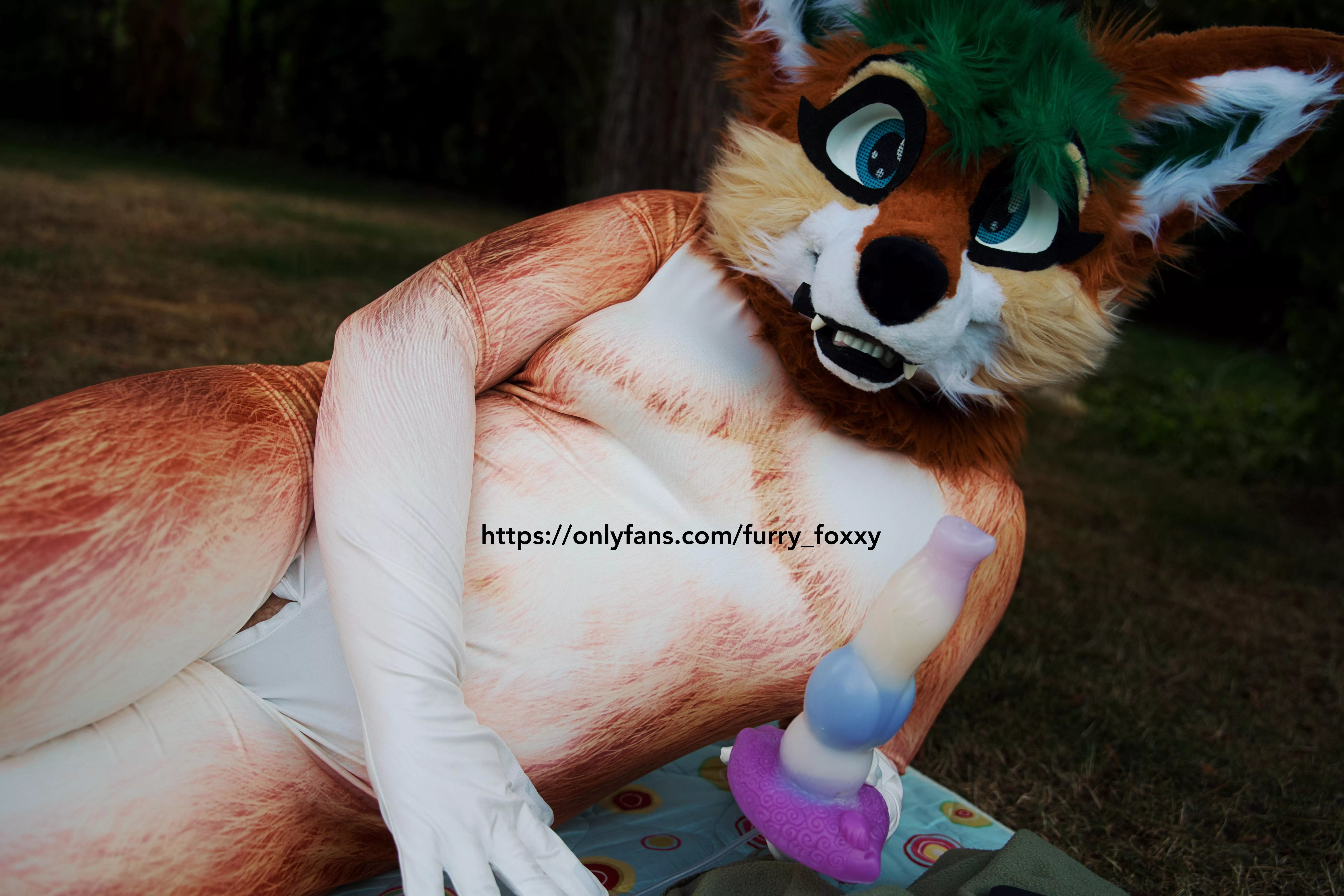 💦 Oh I know some fun ways to use this squirty knotty dildo! 💦 💦 posted by FurryFoxxyStream