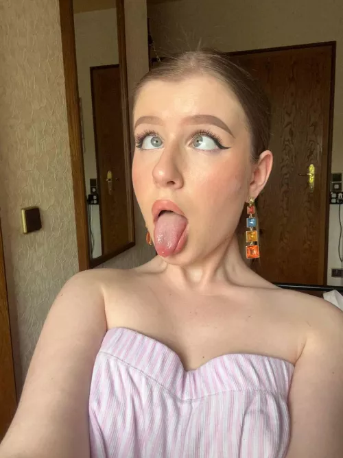 Petite slut ready to serve you by GracefulCharm