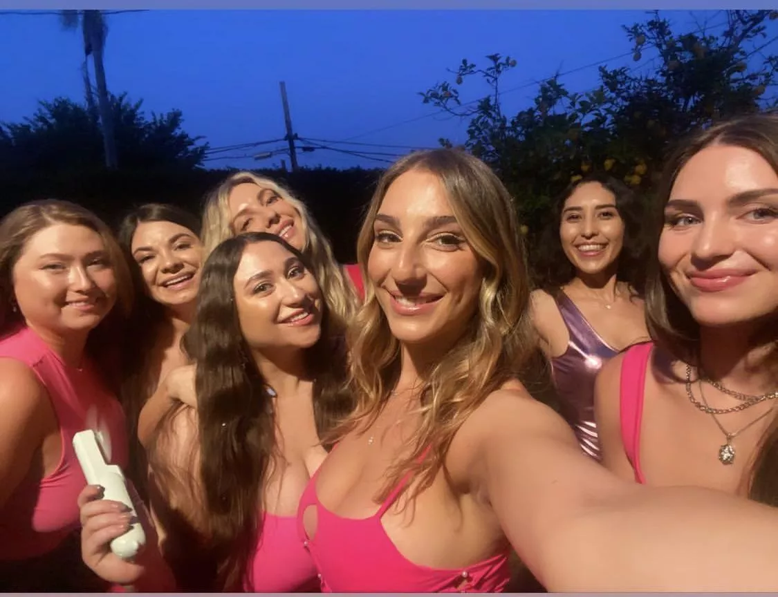 The friend group posted by RottenSeaLeg