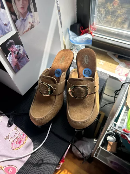 What kind of heels are these?? by vantaass