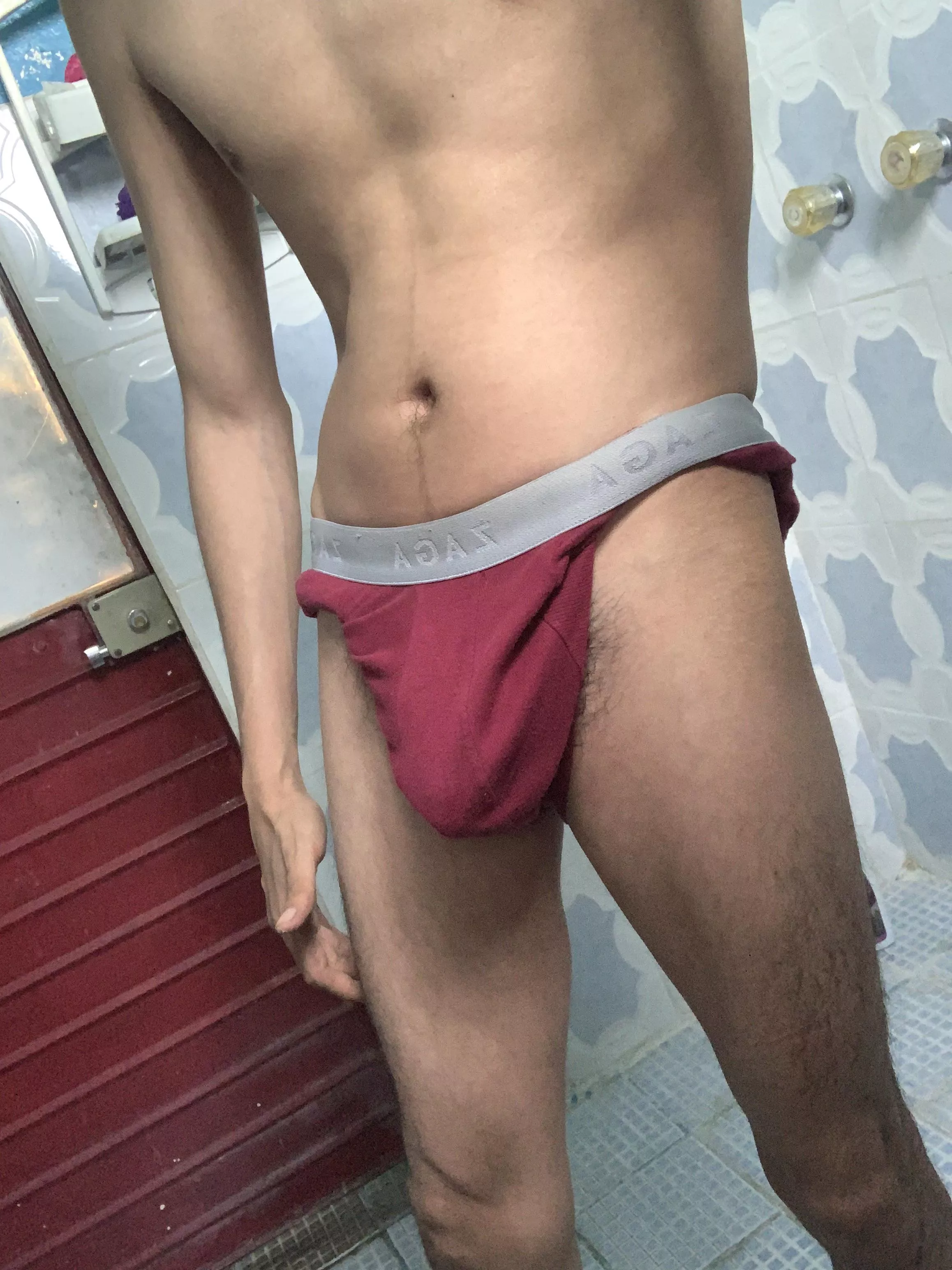 [19] shaved or hairy?🥵😈🤤 posted by kiriii_ku