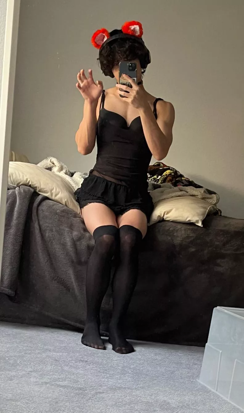 5’2 kitty cat😸 posted by chiya-jade