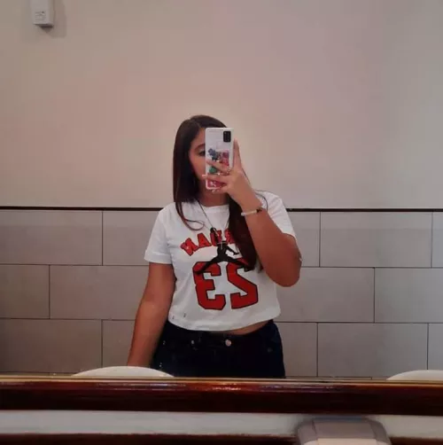 Alguien para morbosear a mi amiga?  by Curious-Acadia-4842