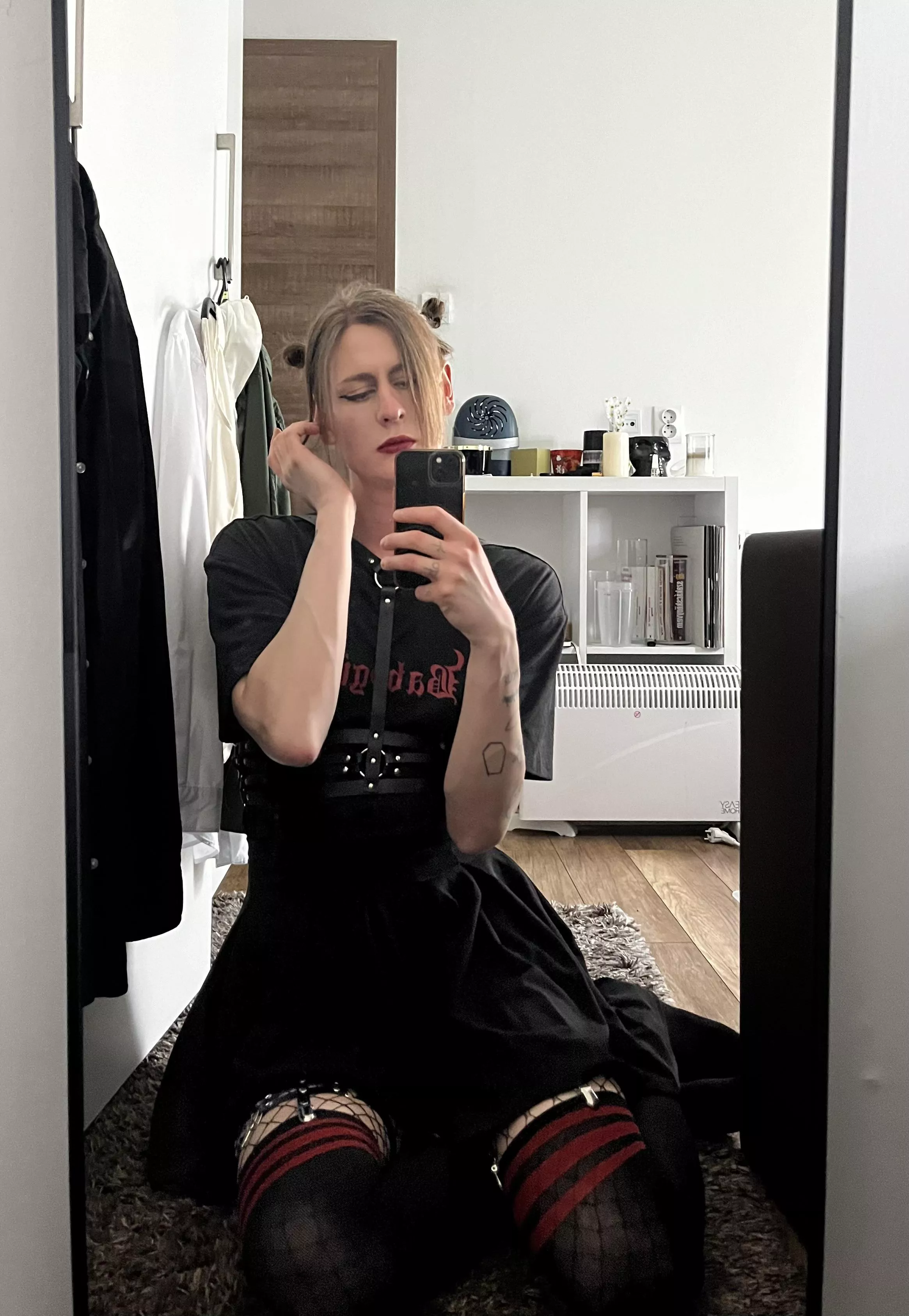 holding the phone a bit weird :/ posted by aalice_uv