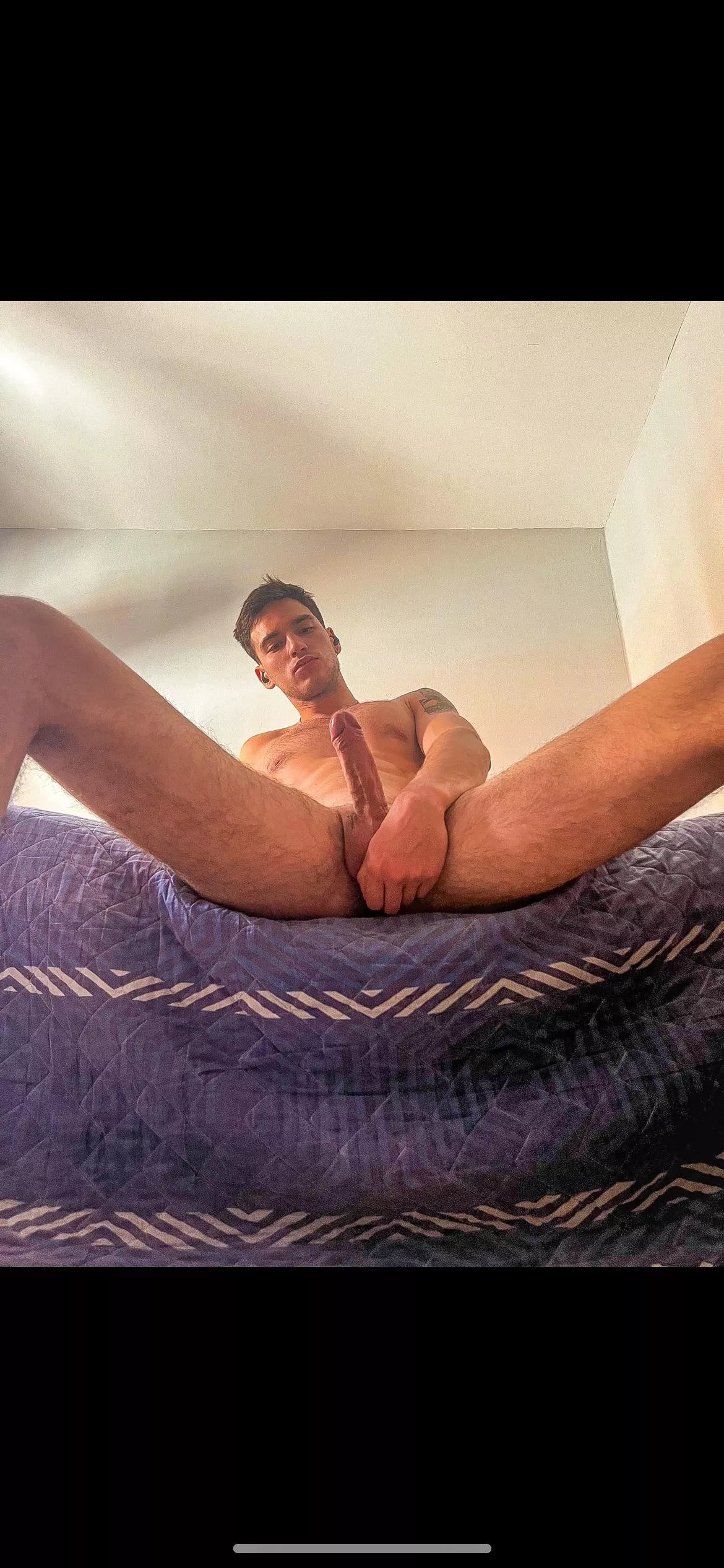 I need a room mate to give me a Hand or a hole posted by Versatilegiant