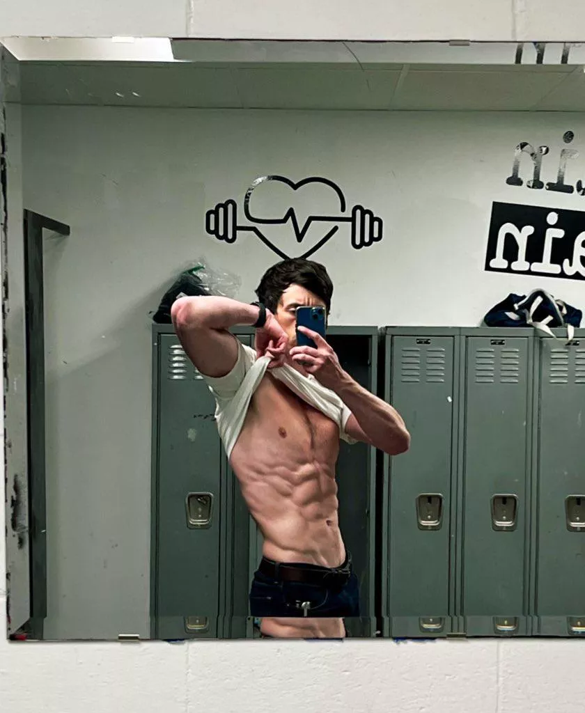 Just a little bit of armpit peeking out.  posted by Shred_and_Bread