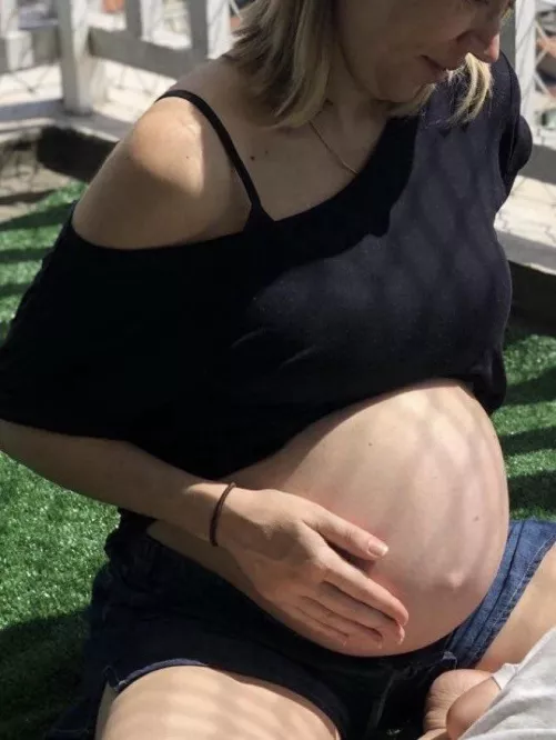 Lonely pregnant wife by Gustbrangs